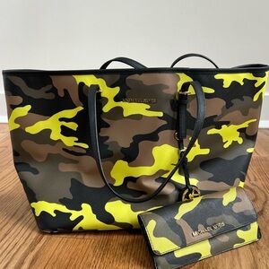 MICHAEL Michael Kors Camouflage Tote Bag - Yellow and Brown
